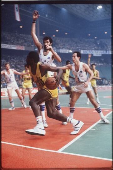1980. Real Madrid-Maccabi. Llorente y Romay tomaron el relevo de Cabrera y Crist¨®bal. En la imagen Earl Williams ante Rull¨¢n (h¨¦roe del partido) y Corbal¨¢n.