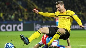 EPA7043. DORTMUND (ALEMANIA), 28/11/2018.- El jugador Lukasz Piszczek (i) de Dortmund disputa el balón con Hans Vanaken (d) de Brujas hoy, durante un partido del grupo A de la Liga de Campeones entre Borussia Dortmund y Club Brujas en Dortmund, (Al