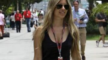 <b>Belleza para cualquier ocasión. </b>Hay un tipo de guapa universal que igual deslumbra en Malaisia que en Malasaña, en el fútbol o en la feria del mueble antiguo. La muchacha que pasea sobre este texto es digno ejemplo de la demoledora combinación que forman por las gafas de piloto y los zapatos de diseño. Y el bolso a juego.