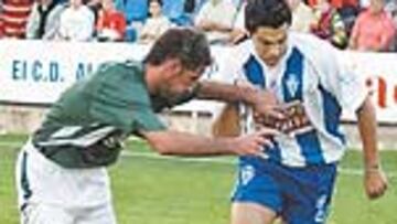 <b>EN ALCOY. </b>El venezolano, a la derecha, en un partido con el Alcoyano.