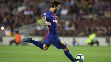 Barcelona's Argentinian forward Lionel Messi kicks the ball during the Spanish league footbal match FC Barcelona vs Real Betis at the Camp Nou stadium in Barcelona on August 20, 2017. / AFP PHOTO / Josep LAGO