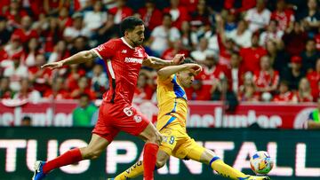 MEX2584. TOLUCA (MÉXICO), 17/05/2025.- Luan García (i) de Toluca disputa un balón con Nicolás Ibáñez (d) de Tigres este sábado, en un partido de vuelta de la semifinal del Torneo Clausura 2025 de la Liga MX entre Deportivo Toluca y Club Tigres en el estadio Nemesio Díez en Toluca (México). EFE/ Felipe Gutiérrez