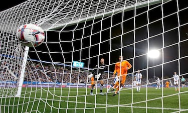 0-3. Disparo de Brahim Díaz que roza en Renato Tapia y el balón se estrella en el larguero. Jude Bellingham, atento al rechace, remata de cabeza, para anotar el tercer tanto en el minuto 84 de partido.