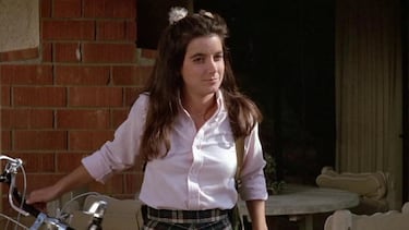 La joven actriz falleció con tan solo 22 años asesinada por John Sweeney, su pareja, en uno de los casos de violencia de género más mediáticos de Hollywood. Ella comenzaba a despuntar y tenía una brillante carrera por delante. Había interpretado a la hija mayor de la familia Freeling en 'Poltergeist' y había sido elegida para participar en 'V'. Dunne y Sweeney mantuvieron una relación tóxica en la que el control y las conductas violentas de él cada vez eran más frecuentes. La noche del 30 de octubre de 1982 ella estaba ensayando unas escenas de 'V' con un compañero cuando él irrumpió en su apartamento, teniendo una fuerte discusión. Él la estranguló y aunque la trasladaron al hospital, falleció unos días después.