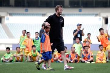 David Beckham en el Nanjing Olympic Sports Center donde los alumnos tuvieron el privilegio de poder enseñarle sus habilidades con el esférico. Aunque el futbolista de 37 años tampoco se quedó atrás y no pudo aguantar la tentación de jugar un rato con ellos.