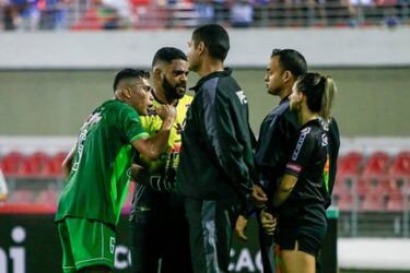 La asistente que no se achicó ante los reclamos de futbolistas
