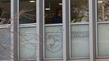 La policía registra la sede de la Federación Catalana de Fútbol