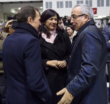 Emilio Butragueño, director de relaciones institucionales del Real Madrid, estuvo presente también en el acto. En la fotografías e le puede ver hablando con María José Rienda, presidenta del Consejo Superior de Deportes (CSD), y Alejandro Blanco, presiden