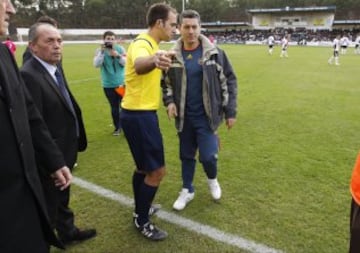 En el Ciudad de Tudela estaba Eusebio Sáez García, que arbitró en Segunda División en la 2006-07 y ahora está en Primera Regional. Se cambió rápida mente y en el 68 se pudo reanudar el encuentro. 