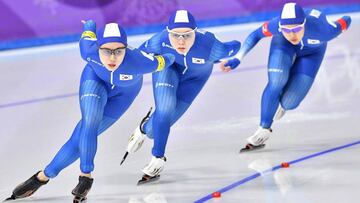 Park Ji Woo, Kim Bo-Reum y Noh Seon-Yeong compiten durante los cuartos de final de patinaje de velocidad en los Juegos Ol&iacute;mpicos de Invierno de Pyeongchang.