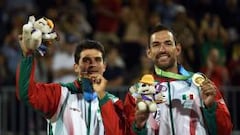 Rodolfo Ontiveros (I) y Juan Virgen(D) celebran la medalla de oro conseguida tras vencer a Brasil 2 sets a 1.