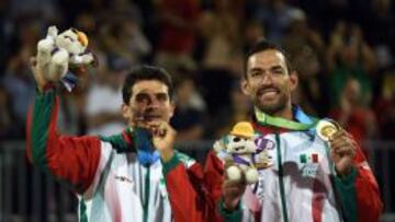 Rodolfo Ontiveros (I) y Juan Virgen(D) celebran la medalla de oro conseguida tras vencer a Brasil 2 sets a 1.