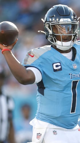 Cameron Ward anotó su primer Touchdown en el nuevo estadio de los Titans