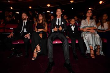 Lionel Messi su esposa Antonella Roccuzzo, Cristiano Ronaldo su hijo y su pareja Georgina Rodriguez