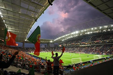 Capacidad en 2030: 51.075. Ronda máxima que puede albergar: Cuartos de final. Mayores eventos acogidos: Final Champions 2021, final Nations League 2019... Propietario: FC Porto.