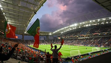 Capacidad en 2030: 51.075. Ronda máxima que puede albergar: Cuartos de final. Mayores eventos acogidos: Final Champions 2021, final Nations League 2019... Propietario: FC Porto.