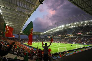 Capacidad en 2030: 51.075. Ronda máxima que puede albergar: Cuartos de final. Mayores eventos acogidos: Final Champions 2021, final Nations League 2019... Propietario: FC Porto.