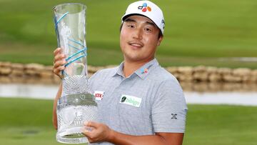 El golfista surcoreano K.H. Lee posa con el trofeo de ganador del AT&amp;T Byron Nelson en el TPC Craig Ranch de McKinney, Texas.