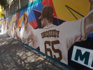 Con motivo del inicio de la temporada 2021 de las Grandes Ligas, en la Ciudad de México se pueden observar espectaculares murales dedicados a la pelota caliente de Estados Unidos. Estas pinturas se encuentras en diversos puntos de la colonia Roma, alguno de ellos sobre el Circuito Interior José Vasconcelos y otros en algunos lugares de dicha histórica colonia de la capital mexicana