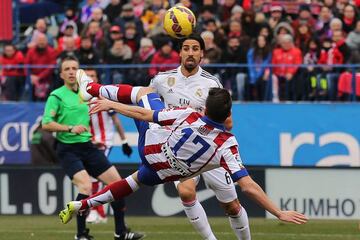 Saúl marcó de chilena contra el Real Madrid.