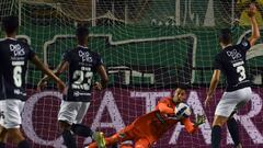 Colombia's Deportivo Cali Uruguayan goalkeeper Guillermo De Amores stops a ball during the Copa Sudamericana football tournament round of sixteen first leg match between Colombia's Deportivo Cali and Peru's Melgar at the Deportivo Cali stadium in Cali, Colombia, on June 29, 2022. (Photo by Juan BARRETO / AFP)