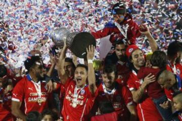 Al fin llegó el título. El decisivo penal de Alexis Sánchez no solo acabó con un partido que desde el inicio fue trabado. Finalizó con 99 años de sequía y frustraciones de La Roja a lo largo de la historia. El título de Copa América era una realidad.