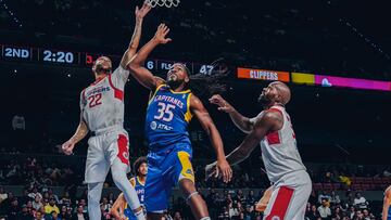 Kenneth Faried, jugador de Capitanes CDMX, lucha para bajar un tablero frente a los Ontario Clippers.