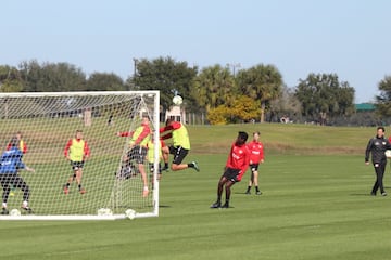 El Bayer Leverkusen entrena en el campo deportivo del Omni Resort. 