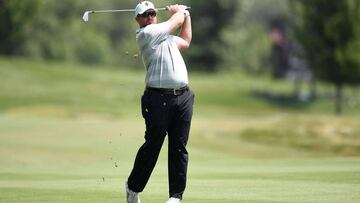 Steve Wheatcroft golpea la bola durante la primera jornada del John Deere Classic en el TPC Deere Run de Silvis, Illinois.