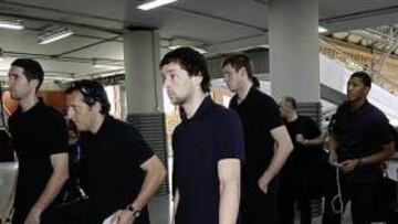 <b>EN AVE. </b>Vidal, Blanco (delegado), Llull, Velickovic, Almond, Herreros y Tomic, ayer en la estación de Atocha antes de coger el tren a Sevilla.