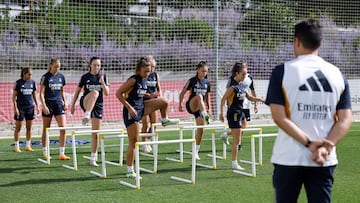 Alberto Toril observa el entrenamiento del Real Madrid femenino.