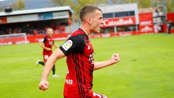 Iñigo Vicente celebra uno de sus tantos en Segunda.