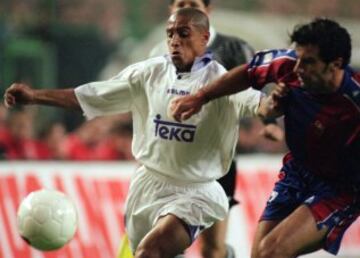 El brasileño Roberto Carlos y Luis Figo durante el clásico de la temporada 97/98