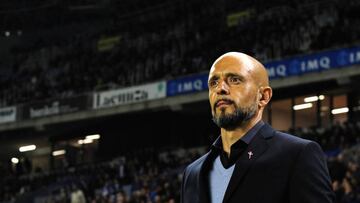 Miguel Cardoso, con las manos en los bolsillo, antes del inicio del partido de Copa contra la Real Sociedad en San Sebasti&aacute;n.