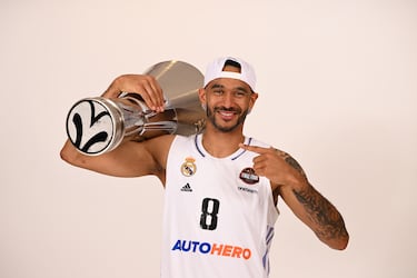 Hanga, posando con el trofeo de la Euroliga.