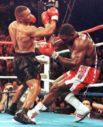 En una pelea espectacular, Mike Tyson noqueó al británico Frank Bruno en tres asaltos. 