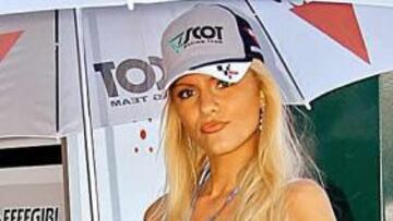 <b>¡Mosca por Japón!</b> Nuestra amiga La Piernas forma parte del circo de las motos y la pillamos así, poniendo morritos de decepción porque se aplazó el Gran Premio amarillo por culpa del volcán. Entendemos su decepción, que es la nuestra.