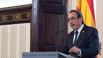 El presidente del Parlament de Catalunya, Josep Rull, ofrece una declaración institucional tras la ronda de consultas con los grupos parlamentarios, en el Parlament, a 16 de agosto de 2024, en Barcelona, Cataluña (España). Rull ha convocado para hoy, la ronda de consultas previa a formalizar la convocatoria de un pleno para la posible investidura del primer secretario del PSC, Salvador Illa, como presidente de la Generalitat. El sábado, 3 de agosto, Illa explicó que había comunicado al presidente del Parlament que tenía la mayoría necesaria para ser investido tras los acuerdos que su partido ha alcanzado con ERC y Comuns. En las elecciones catalanas, el PSC obtuvo 42 escaños mientras que los republicanos lograron 20 y 6 los comuns, que suman exactamente los 68 diputados que el líder socialista necesita para ser investido.
06 AGOSTO 2024;CTALUÑA;RULL;GENERALITAT
David Zorrakino / Europa Press
06/08/2024
