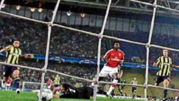 <b>EL PRIMERO. </b>Adebayor bate en el mano a mano a Demirel.