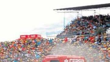 <b>ENTREGADOS. </b>La afición que llenó el Jarama no paró de animar al piloto madrileño. Albacete se lo devolvió con una gran actuación.