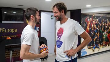 Darío Brizuela con su nuevo entrenador en el Barcelona, Roger Grimau.