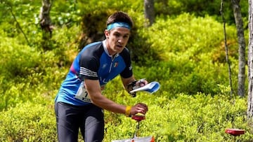 El deportista italiano de orientación Mattia Debertolis, durante una competición