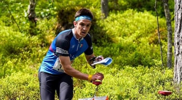 El deportista italiano de orientación Mattia Debertolis, durante una competición