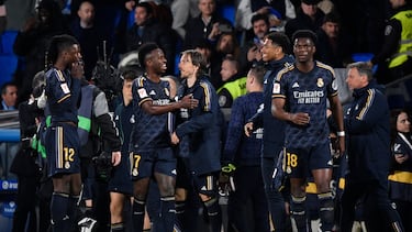 Los jugadores del Madrid celebran la victoria ante la Real.