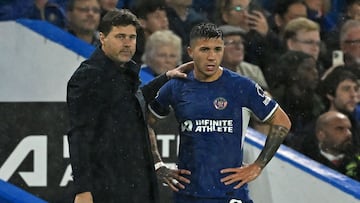 Mauricio Pochettino, entrenador del Chelsea, da instrucciones en la banda a su jugador Enzo Fernández.