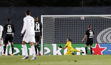 Benzema otra vez, y también de cabeza, anotó el 2-0.