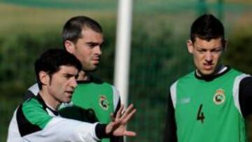 <b>POR LÍNEAS. </b>Marcelino dio un repaso táctico al equipo. En la imagen, habla con Torrejón y Osmar.