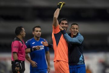 Jesús Corona celebra tras detenerle el penalti a Emanuel Aguilera en el último partido del Clausura 2020