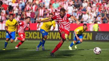 GIRONA, SPAIN - OCTOBER 15: Cristhian Stuani of Girona FC scores their side's first goal from the penalty spot during the LaLiga Santander match between Girona FC and Cadiz CF at Montilivi Stadium on October 15, 2022 in Girona, Spain. (Photo by Alex Caparros/Getty Images)