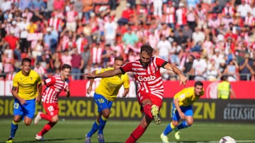 GIRONA, SPAIN - OCTOBER 15: Cristhian Stuani of Girona FC scores their side's first goal from the penalty spot during the LaLiga Santander match between Girona FC and Cadiz CF at Montilivi Stadium on October 15, 2022 in Girona, Spain. (Photo by Alex Caparros/Getty Images)